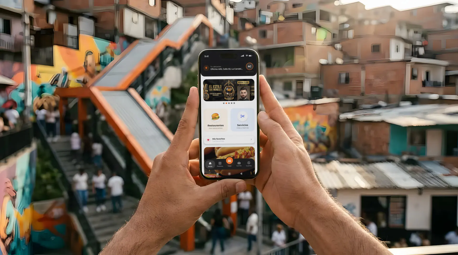 Pasajero usando la app Carby en su celular frente a las escaleras eléctricas de la Comuna 13 de Medellín